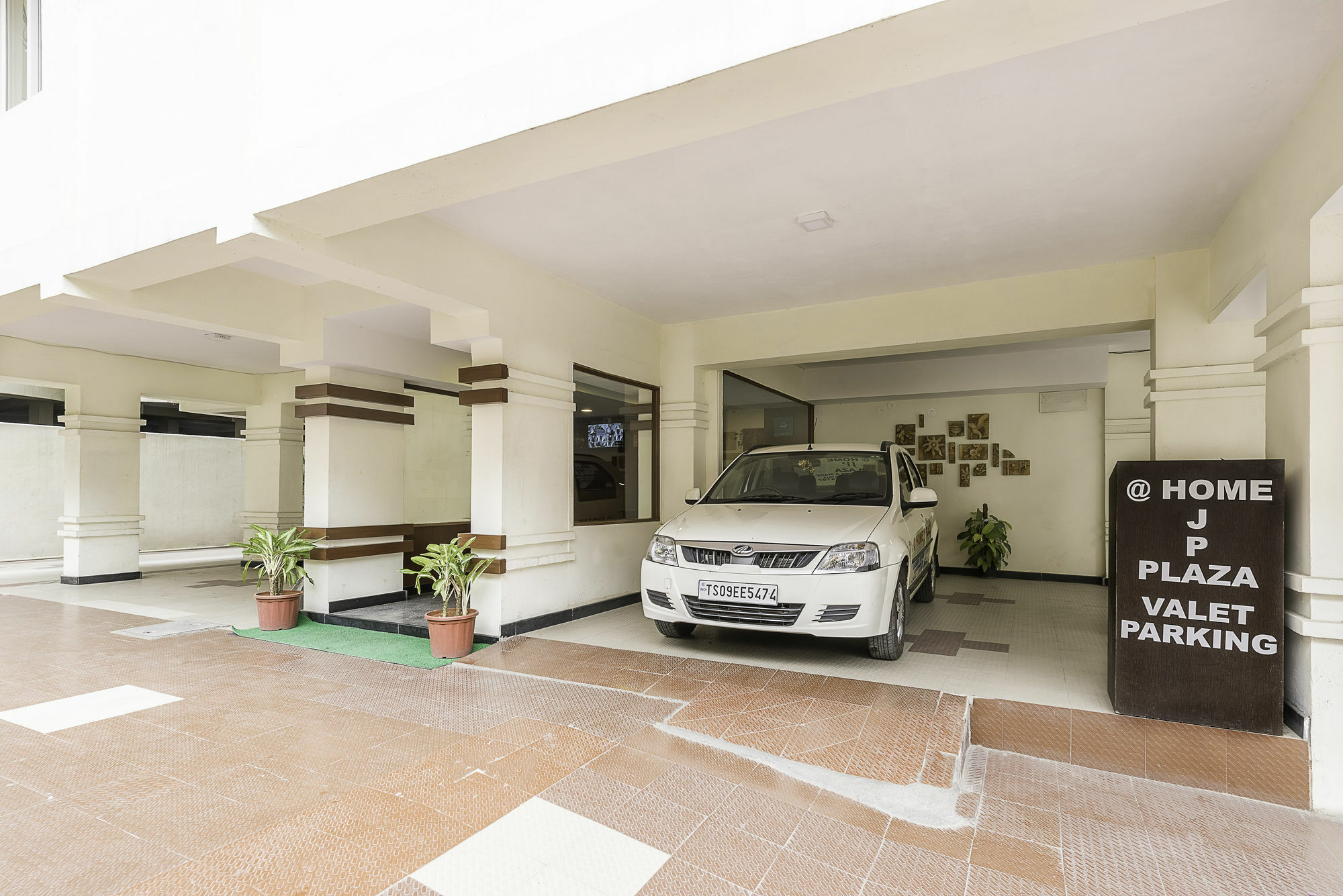 Treebo Trend Hotel Jp Plaza Nampally Hajdarábád Exteriér fotografie